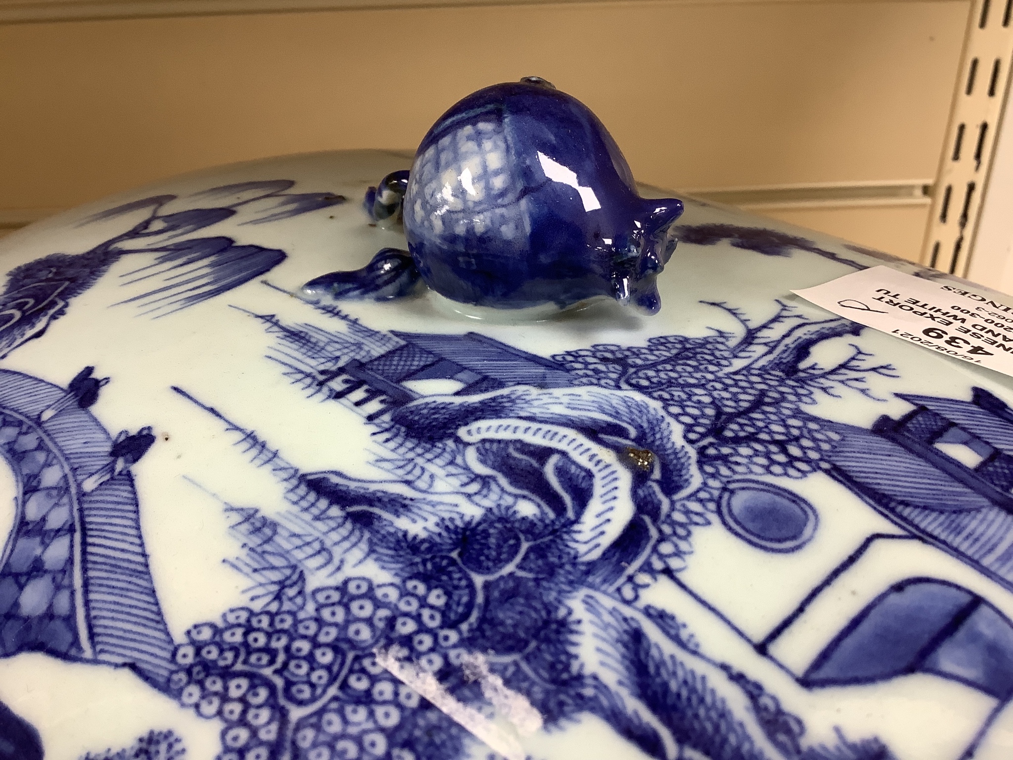 A Chinese export blue and white tureen, lotus handles, 24cm